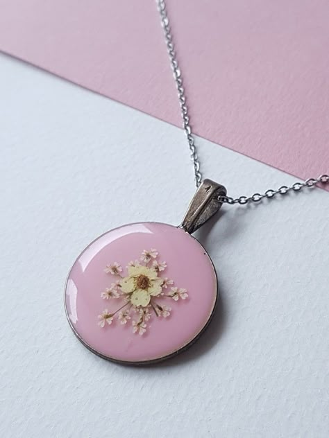 Resin Pendant in Pink With Dried Flowers - Etsy Resin Flower Pendant, Resin Products Ideas, Resin Jewellery Ideas, Resin Pendant Ideas, Resin Jewelry Ideas, Resin Art Ideas, Resin Necklace Pendant, Resin Product, Epoxy Jewelry