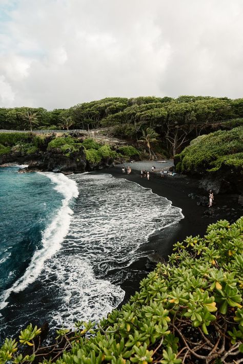 Viewpoint of the Black Sand Beach in Maui Beach With Black Sand, Black Sand Beach Aesthetic, Black Sand Beach Maui, Black Beach Aesthetic, World Building Ideas, City Fantasy Art, Hawaii Black Sand Beach, Maui Black Sand Beach, Black Sand Beach Hawaii