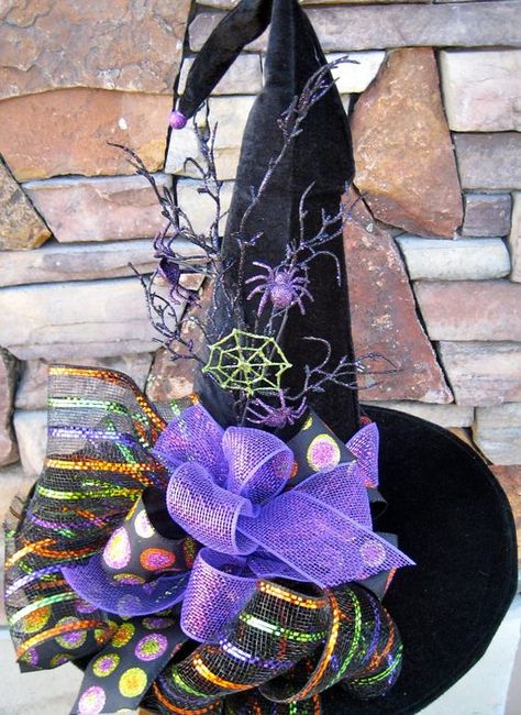 34 Witch-Themed Halloween Decorations To Create An Ambience Velvet Witch Hat, Veselý Halloween, Halloween Themes Decorations, Witches Hats, Image Halloween, Halloween Witch Decorations, Halloween Decorations Diy Outdoor, Adornos Halloween, Halloween Witch Hat