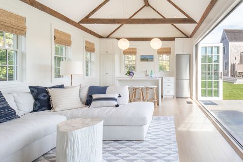 photo: Tim Lee Photography Modern Nantucket Home, Beach Pool House, Garage For Cars, Nantucket Interior Design, Pool And Pool House, Nantucket House, Modern Pool House, Nantucket Cottage, Family Room Addition