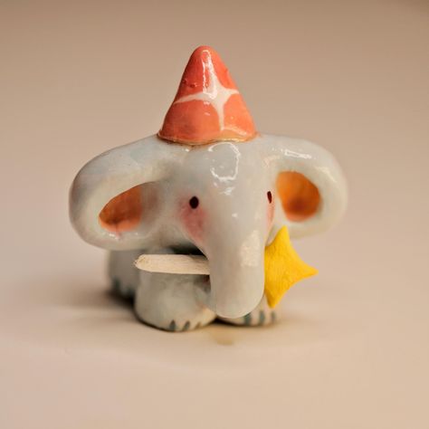 🌟Add a touch of charm and creativity to your space with this adorable handmade clay elephant figurine! Featuring a delightful little elephant holding a star, this unique piece is not only a cute desktop decor but also a thoughtful gift for loved ones. The soft pastel colors and sweet expression of the elephant make it a heartwarming addition to any room, bringing a sense of joy and warmth.🌟  🌟Whether you're looking for a special gift for a friend, a baby shower present, or a decorative piece Air Dry Clay Art Projects Easy Ideas, Clay Tv Sculpture, Clay Little Figures, Clay Nursery Decor, Modelling Clay Crafts For Kids, Cute Air Clay Ideas, Clay Projects For High School Ceramics, Clay Crafts For Christmas, Cute Clay Ornaments