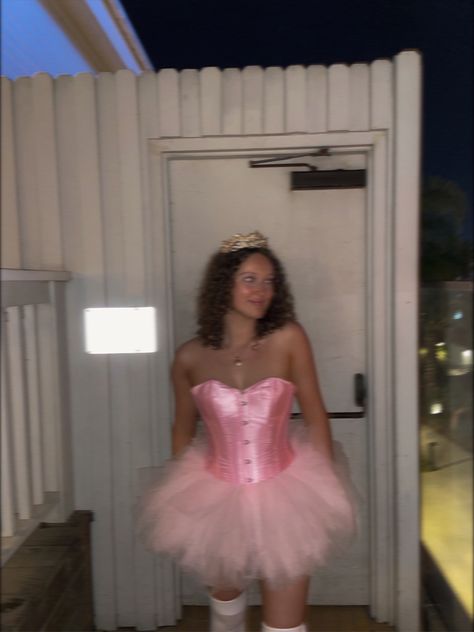 Halloween costumes / Halloween outfits / ballet aesthetic / Halloween outfit ideas / ballet core Ballet Barbie Costume, Pink Tutu Costume, Ballerina Costume Aesthetic, Ballerina Barbie Costume, Pink Tutu Halloween Costume Ideas, Ballet Costumes Halloween, Pink Costume Ideas, Angelina Ballerina Costume, Ballet Halloween Costumes