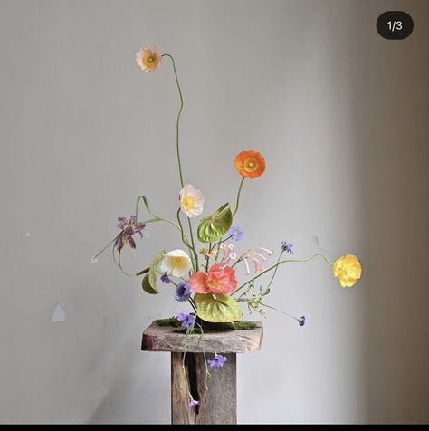 Architectural Flower Arrangements, Minimal Floral Design, Minimal Floral Centerpieces, Ikebana Wedding Flowers, Abstract Floral Arrangements, Contemporary Floral Arrangements, Funky Floral Arrangements, Abstract Flower Arrangements, Minimalist Wedding Table Setting