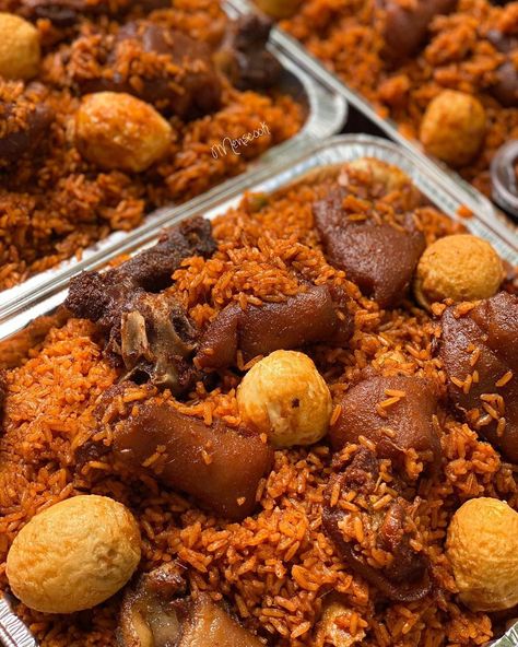 Pictures Of African Food, Rice Decoration Ideas Food, Party Jollof Rice Nigerian, African Food Aethstetic, Nigeria Jollof Rice, Jollof Rice Ghanaian, African Food Nigerian, Nigerian Aesthetic, Jollof Recipe