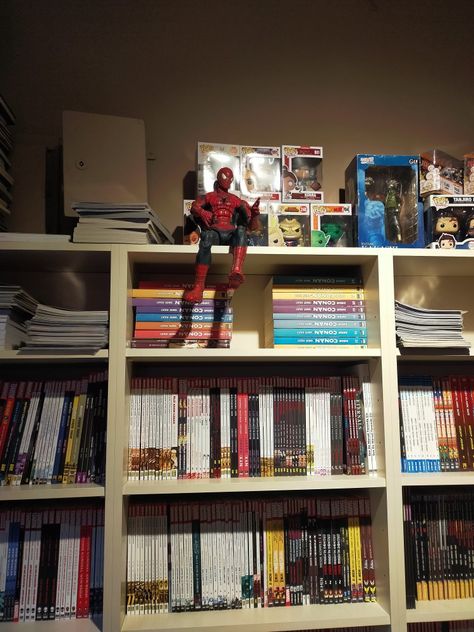 Marvel figures / Bookshelf Marvel Figures, Marvel Aesthetic, Marvel Figure, Book Store, Bookstore, Bookshelves, Spiderman, Marvel, Comics