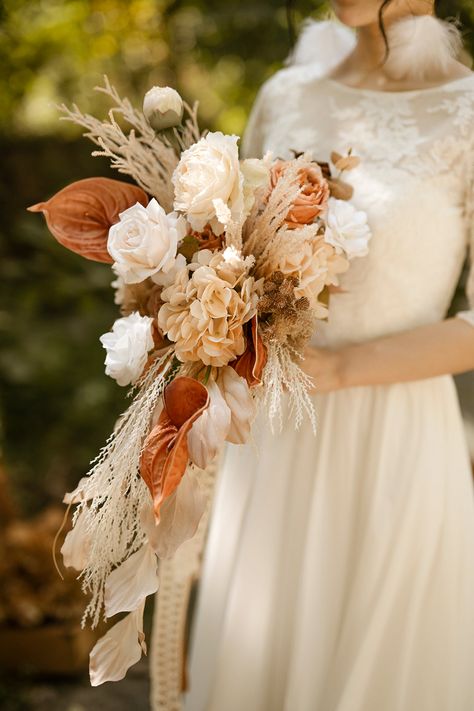 Bridal Bouquet Cascading, Classic Bridal Bouquet, Cascade Bridal Bouquet, Vintage Wedding Ceremony, Bohemian Bouquet, Cascading Bridal Bouquets, Rustic Wedding Bouquet, Artificial Flowers Wedding, Bouquet Toss