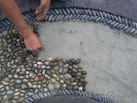 Laying a pebble path. Greek Pebble Floor, Pebble Pathway, Pebble Patio, Pebble Path, Mosaic Walkway, Pebble Garden, Commercial Landscaping, Garden Walkway, Pebble Mosaic