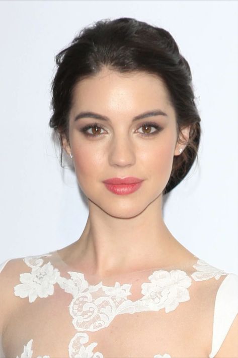 Romantic Natural Classic Adelaide Kane Ethereal Essence Outfits, Theatrical Romantic Makeup, Whats My Face Shape, Ethereal Classic, Personal Style Types, Light Summer Color Palette, Romantic Essence, Soft Natural Makeup, Romantic Makeup