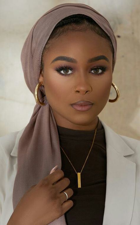 Headwrap Hairstyles, African Hair Wrap, Head Wrap Styles, Hair Wrap Scarf, Makeup For Black Skin, Hair Scarf Styles, Mode Turban, Head Scarf Styles, Pelo Afro