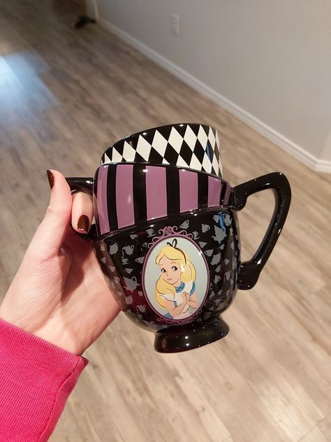 Disney Coffee Mugs, Disney Cups, Send Help, Pretty Mugs, Cute Kitchen, Cute Cups, Cute Mugs, Pottery Painting, Diy Clay