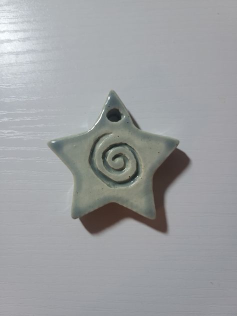 Star With Swirl, Ceramic Star Bowl, Star Clay Dish, Small Sculpture Ideas Clay, Diy Clay Pendants, Ceramic Charms Diy, Aesthetic Ceramics Ideas, Grunge Clay Ideas, Clay Crafts Small