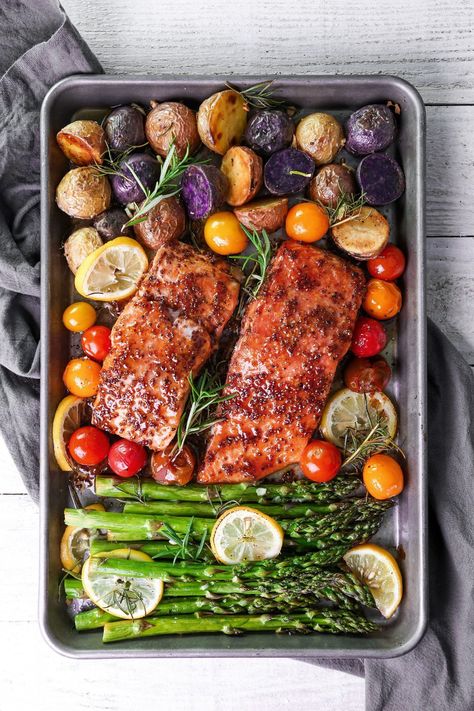 Pan Salmon, Sheet Pan Dinners Recipes, One Pan Dinner, Healthy Salmon Recipes, Veggie Dinner, Healthy Salmon, Pan Dinners, Pan Meals, Carb Meals