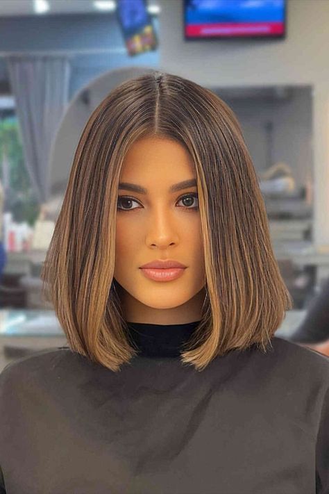 Shoulder-Length Brunette Sleek Slob Cut with Face-Framing Highlights and Middle Part Hair Styles 2023 Women Trends Short, Lob Haircut 2023 Trends, Trend Haircut 2023 Women, Hair Trends 2023 Haircuts Women Short, Haircut Trends 2023 Women, Curve Cut Hair 2023, Modern Bob Haircut 2023, Bob Length Hairstyles, Long Bob 2023