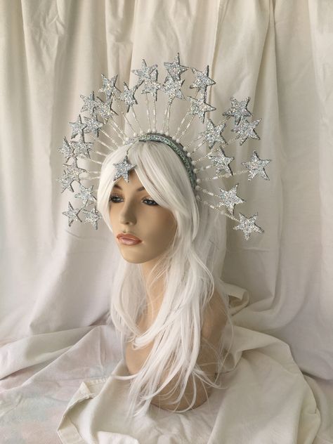 #star #headpiece #headdress #burningman #silver #cosplay #edc #dubstep #festival #gothic #hedylamarr #MardiGras #Louisiana PamzyLove.com Winged Headpiece, Star Headpiece, Costumes 2023, Star Costume, Headpiece Diy, Feather Headpiece, Burning Man, Dress Code, Silver Stars