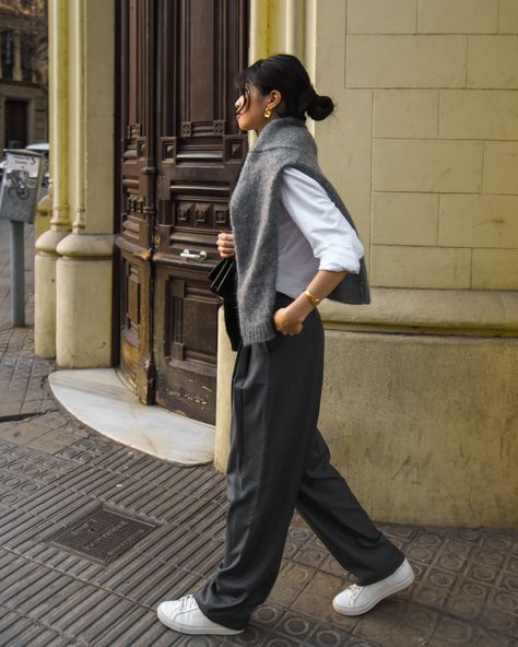 Wide Pants Sneakers Outfit, Winter Outfits Grey Pants, Wide Grey Trousers Outfit, Outfit Ideas With Grey Pants, Grey Trousers Winter Outfit, Gray Pants Outfit Winter, Sneakers Trousers Outfit, Gray Pants White Shirt Outfit Women, Wide Leg And Sneakers