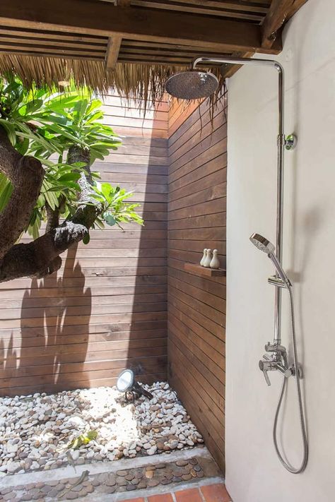 9 Outdoor Shower Floor Ideas For The Perfect Outdoor Refresh - Homenish Resort Pavilion, Stone Shower Floor, Shower Privacy, Outdoor Shower Ideas, Shower Outdoor, Pebble Floor, Outdoor Showers, Easy Gardening, Concrete Bathroom