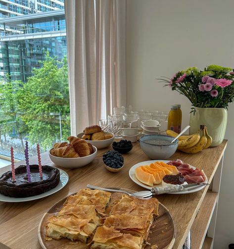 Sunday brunch celebrating Vale’s 26 bday 💓 Brunch Setup, Breakfast Catering, Brunch Aesthetic, Sunday Brunch, Birthday Girl, Pomegranate, Girl Birthday, Birthday, Quick Saves