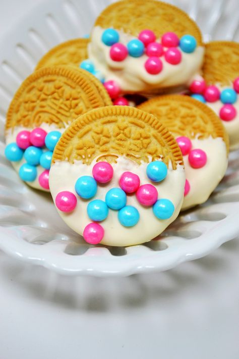 Gender Reveal Oreos, Gender Reveal Cake Pops, Gender Reveal Food, Gender Reveal Pinata, Simple Gender Reveal, Creative Gender Reveals, Gender Reveal Party Ideas, Reveal Party Ideas, Gender Reveal Cookies