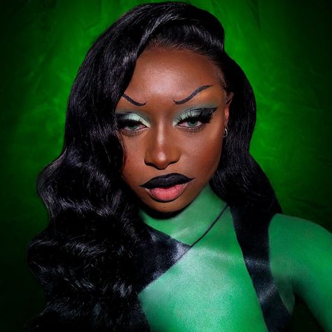 Shego Lipstick Look, Halloween Makeup Ideas Black Women, Shego Lips, She Go Costume, Snow White Halloween Makeup, Shego Makeup, Shego Halloween, Evil Eye Makeup, Halloween Costumes Black Hair