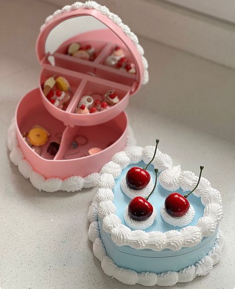 baby blue fake cake jewellery box. A jewellery box decorated as a vintage cake, topped with cherries Jewellery Box Ideas, Tin Box Crafts, Fake Cake Diy, Cake Jewelry Box, Cake Boxes Diy, Clay Box, Colorful Desserts, Fake Baby, Jewelry Box Diy