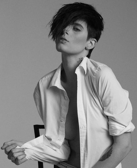 Contemporary/ 21st Century: This women is presenting masculinely by the way she is wearing her hair. The short hair is typically associated with men. Masc Presenting Women, Masculine Photoshoot Women, Butch Women, Mode Queer, Masculine Women, Style Androgyne, Gender Queer, Queer Style, Androgynous Girls