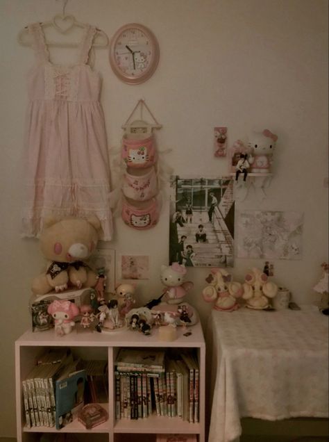 Via @reodokanojyo #room #decor #pink #hellokitty #sanrio Morute Room, Room Decor Pink, Aesthetic Bedroom Ideas, Cute Room Ideas, Home Board, Cozy Room Decor, Pretty Room, Pretty Decor, Dream Room Inspiration