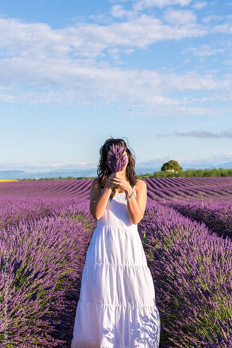 Photos In Lavender Field, Photo Ideas In Lavender Field, Lavender Feild Pic, Lavender Field Outfit, Lavender Girl Aesthetic, Lavender Picking, Lavender Field Photoshoot, Lavender Instagram, Lavender Pictures