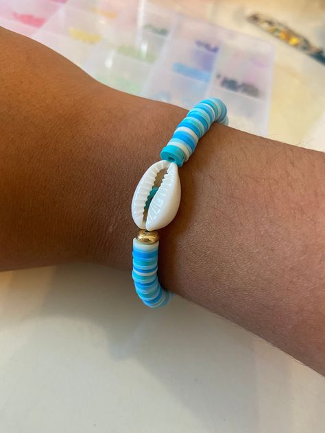 This is perfect for going to the beach🌊 Cute Clay Bead Bracelet Ideas Beach, Clay Bracelet Ideas Beach, Clay Bead Bracelet Ideas Ocean, How To Put A Shell On A Bracelet, Ocean Bracelet Ideas, Beach Bracelets Clay Beads, Beach Clay Bead Bracelet, Beach Clay Bead Bracelets, Shell Clay Bead Bracelet