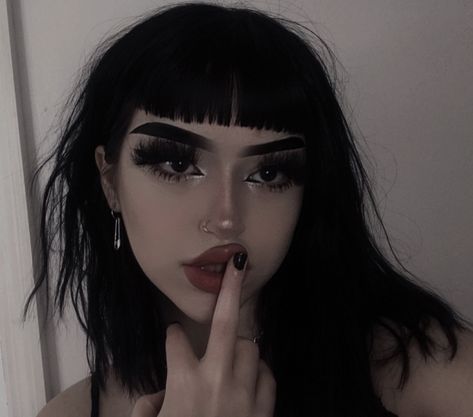 Maquillage Goth, Fete Emo, Goth Eye Makeup, E Girl Makeup, Dark Makeup Looks, Egirl Makeup, Punk Makeup, Graphic Makeup, Swag Makeup