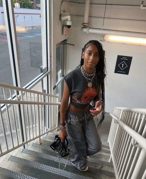 Graphic Tee And Jeans Outfit Black Women, Muscle Tee Outfit Black Women, Rap Concert Outfit Black Woman, Rockstar Outfit Black Women, Edgy Black Women, Muscle Tee Outfit, Graphic Tee Outfit Black Women, Muscle Tee Outfits, Feminine Streetwear