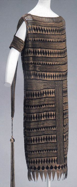 Evening dress by Vionnet, 1927. 1920s Women, Madeleine Vionnet, Mode Retro, 1920s Outfits, 1920 Fashion, 20s Fashion, French Fashion Designers, Flapper Style, 1920s Dress