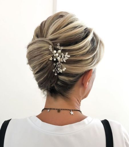 Classic Chignon Updo, Bride Hairstyles Updo, Mother Of The Groom Hairstyles, Medium Length Updo, Wedding Hair Up, Easy Updo, Easy Updo Hairstyles, Guest Hair, Roll Hairstyle