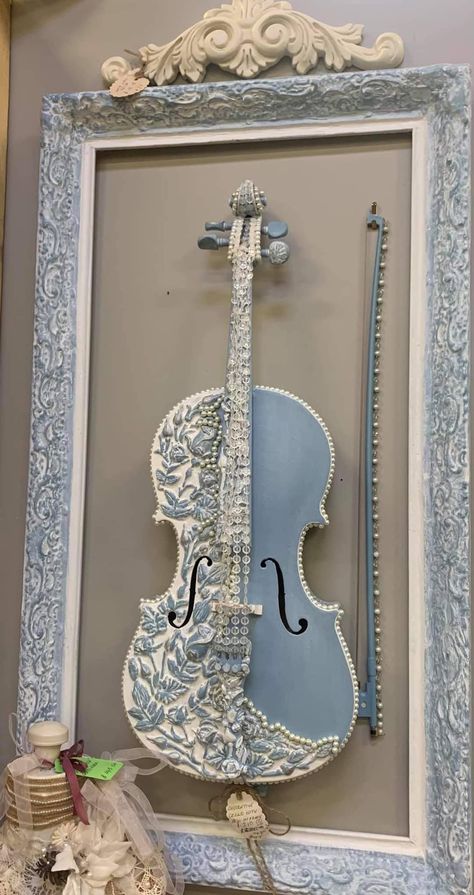 Violin Decoration Ideas, Painted Violin Ideas, Violin Core, Pretty Violins, Aesthetic Instruments, Magical Instruments, Arte Do Ukulele, Violin Decoration, Pretty Instruments