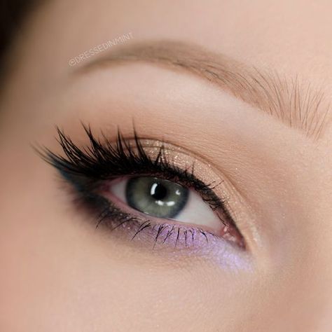 Make Up Looks For Purple Dresses, Makeup With Light Purple Dress, Light Purple Dress Makeup Ideas, Subtle Purple Makeup Looks, Light Makeup Purple, Subtle Pop Of Color Eye Makeup, Light Purple Eyeliner, Purple Light Makeup, Purple Cat Eye Makeup