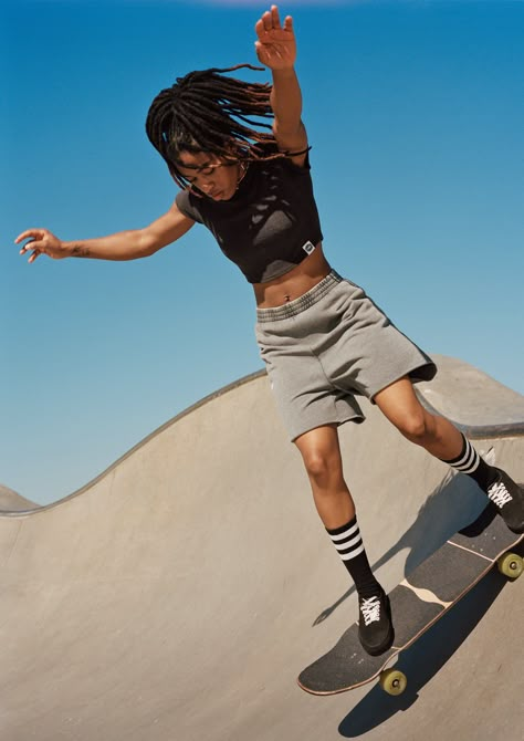 H&m New Collection, Skateboarding Aesthetic, Style Skate, Hiphop Style, Skater Vibes, Summer Surf, Denim Chic, Girl Standing, Skater Girls