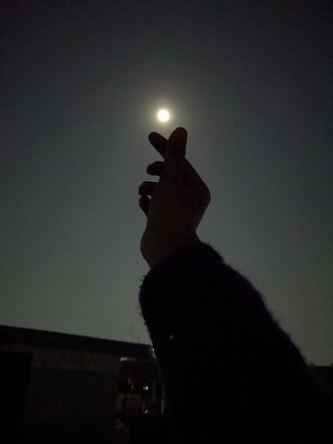 Asthetic moon photo Hand Dp Pic, Moon Hand Aesthetic, Simple Dp For Whatsapp, Asthic Picture Dp, Moon Dp For Whatsapp, Couple Watching Moon, Black Lover Dp, Moon Dpz, Moon Profile Picture