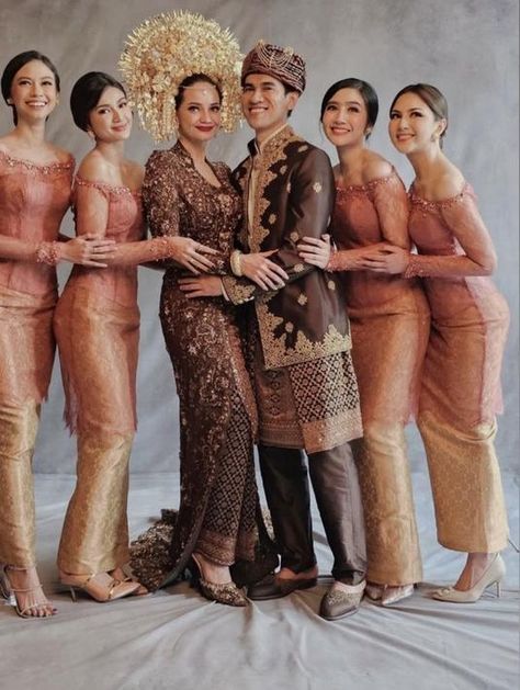 8 Pesona Para Bridesmaid di Pernikahan Enzy Storia, dari Jessica Mila hingga Natasha Rizky Elegan Dibalut Kebaya dan Songket - Photo Fimela.com Warna Bridesmaid, Kebaya Songket Modern, Bridesmaid Songket, Bridesmaid Kurung, Kebaya Bridesmaid Hijab, Songket Baju Kurung, Inspirasi Kebaya Bridesmaid, Dres Kondangan, Baju Bridesmaid Hijab