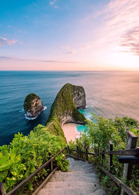 Hiking in Nusa Penida Penida Island Bali, Nusa Penida Aesthetic, Bali Landmark, Bali Hiking, Bali Places, Bali Nature, Bali Travel Photography, Nusa Penida Bali, Bali Baby