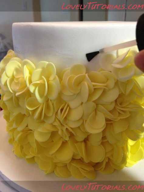 How to ruffle petal cake Ruffle Cake Tutorial, Ruffles Cake, Fondant Flower Tutorial, Petal Cake, Cake Tips, Ruffle Cake, Fondant Tutorial, Fondant Decorations, Fondant Flowers