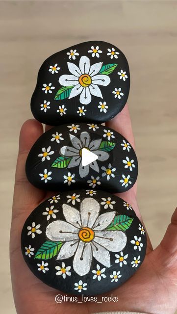 Flower Painted Rocks, Stone Art Diy, Flower Rocks, Summer Rocks, Rock Painting Flowers, Buddha Groove, Shell Ideas, Rock Flowers, Painting Rocks