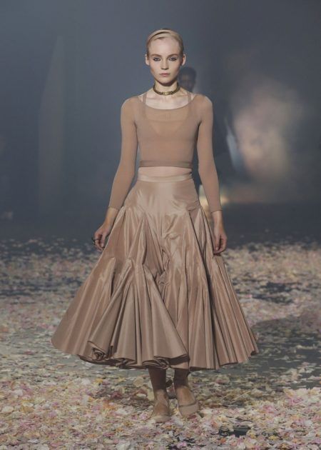 Dior Brings Dance to the Runway for Spring 2019 Dior Skirt, Moda Paris, Womens Fashion Casual Spring, Couture Mode, Legging Outfits, Dior Couture, Modern Dance, Mode Inspo, Fashion Design Clothes