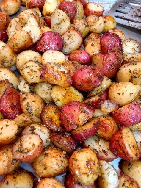 Easy Roasted Potatoes Baked Small Red Potatoes In The Oven, Small Potatoes Recipe Ovens Easy, Oven Roasted Red Potatoes Easy, Baby Red Potato Recipes, Roasted Potatoes Red, Roasted Potatoes In Oven, Heirloom Potatoes, Roasted Small Potatoes, Small Potatoes Recipe