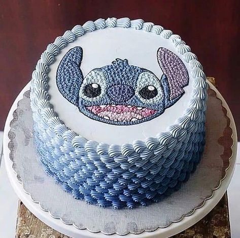 Gateau Harry Potter, Lilo And Stitch Cake, Lilo En Stitch, Stitch Cake, Disney Desserts, Disney Birthday Cakes, Disney Cakes, Disney Birthday, Cute Birthday Cakes