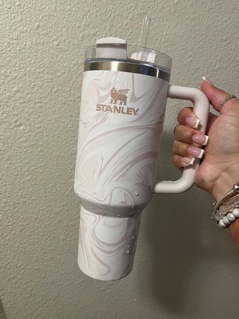 Standly Cups, Stanley Bottle, Gerobak Dorong, Stanley Products, Trendy Water Bottles, Stanley Cups, Cute Coffee Cups, Cute Water Bottles, Stanley Quencher