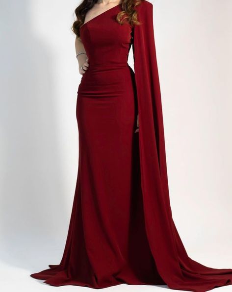 Red Gala Dresses, Indo Western Outfits For Women, Classy Fashion Chic, Elegant Red Dress, Sweep Train Prom Dress, Modest Dresses Fashion, Bride Dress Simple, Classy Prom Dresses, Elegant Dresses Classy