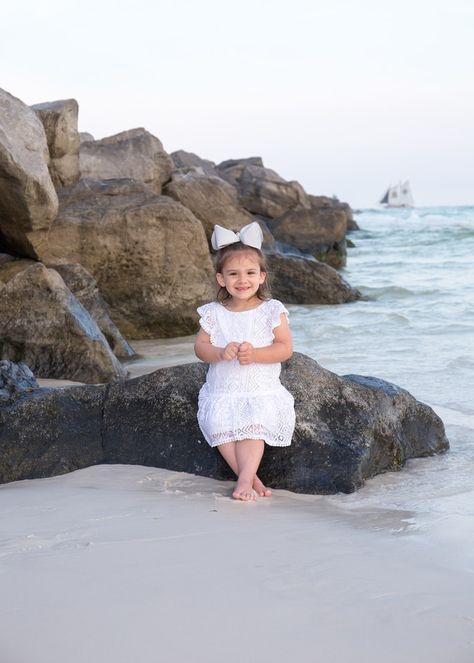 Kids Beach Photoshoot, Toddler Beach Photos, Family Reunion Photos, Large Family Poses, Photo Props Diy, Family Beach Portraits, Toddler Beach, Beach Picture, Beach Family Photos