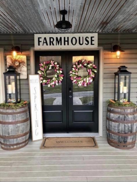 Ranch Style Front Porch Decor, Mirror On Front Porch, Back Porch Decorating Ideas Farmhouse, Huge Front Porch Decorating Ideas, Country Chic Front Porch, Country Front Porch Ideas Rustic, Open Front Porch Ideas Farmhouse, Front Porch Makeover Farmhouse, Rustic Farmhouse Porch Decor