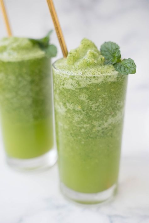 Mint Lemonade, Lemon Drink, Lemon Benefits, Mint Plants, Lime Soda, Culinary Herbs, Lemon Mint, Lemon Wedge, Fresh Lime