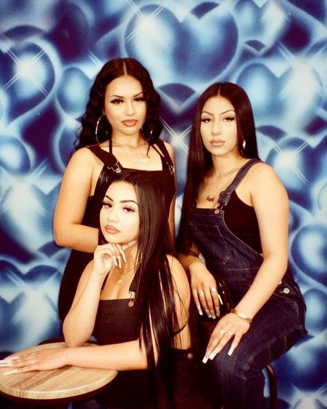 Y2k Backdrop, Latina Photoshoot, Chicana Makeup, Retro Backdrop, Chicana Style Outfits, 2000s Photoshoot, Photo Glamour, Y2k Photoshoot, Latina Aesthetic