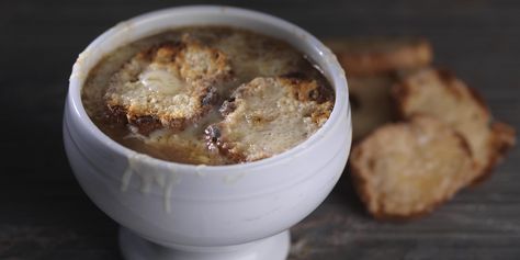 This classic French onion soup recipe topped with garlic croutons is ideal for a grey day. Martin Wishart uses smoked bacon and two types of onion in this soup. Winter Starters, Classic French Onion Soup, French Onion Soup Recipe, Onion Soup Recipes, Pumpkin Soup Recipe, Great British Chefs, Garlic Recipes, Starters Recipes, French Onion Soup